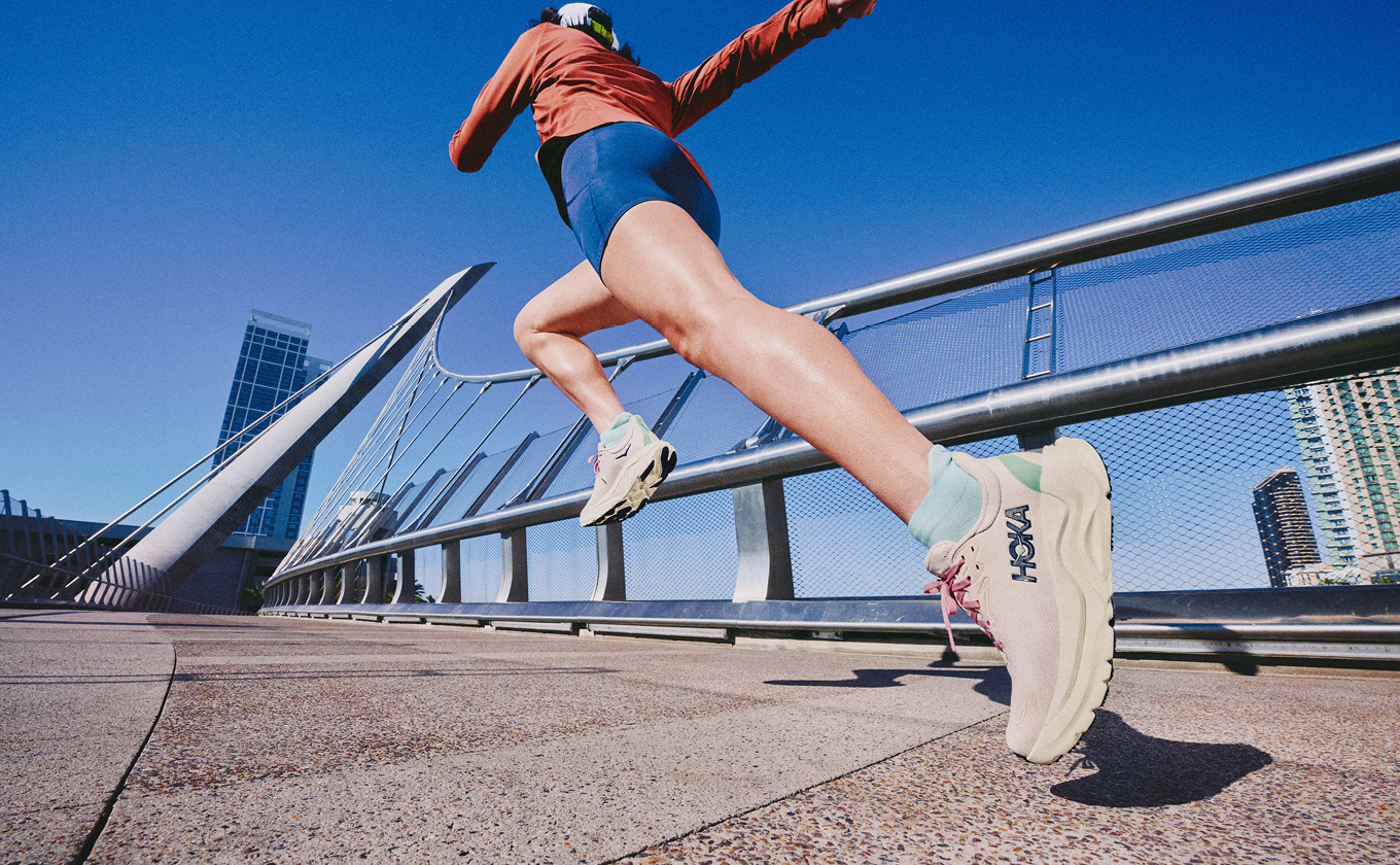 žena běžící v obuvi Hoka Arahi 8